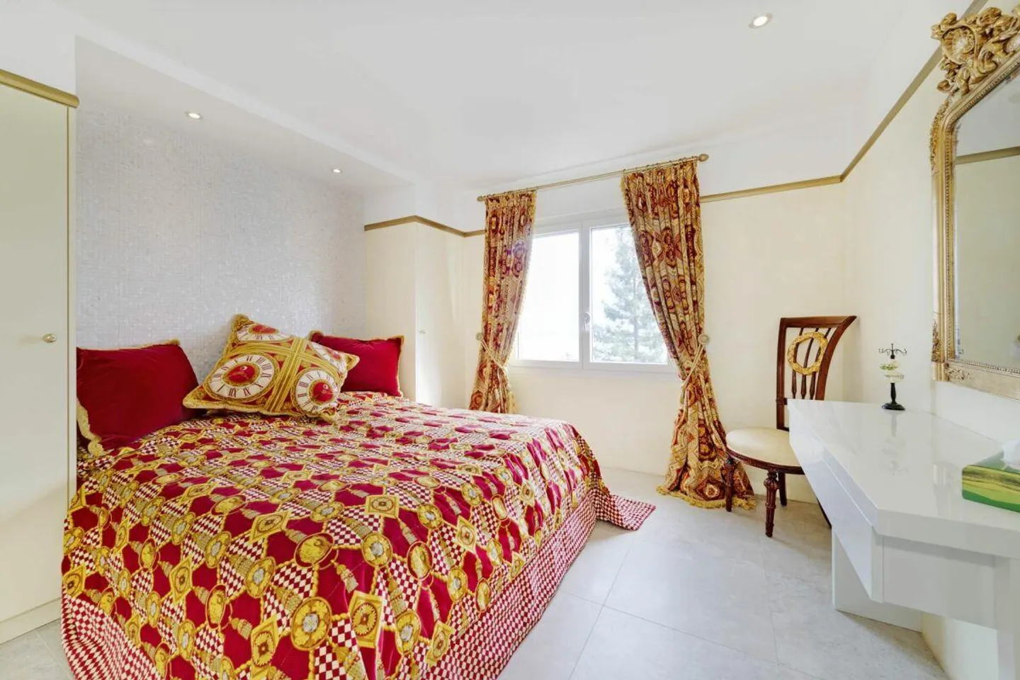 Mediterranean Villa with Infinity Pool and Panoramic Lake View in Brissago - Photo 20 of 21