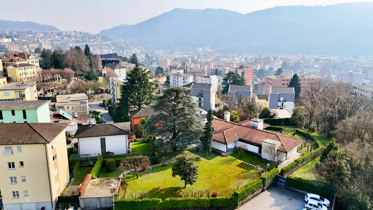 Proprietà prestigiosa con grande giardino e alto potenziale a Vacallo - Foto 2 di 25