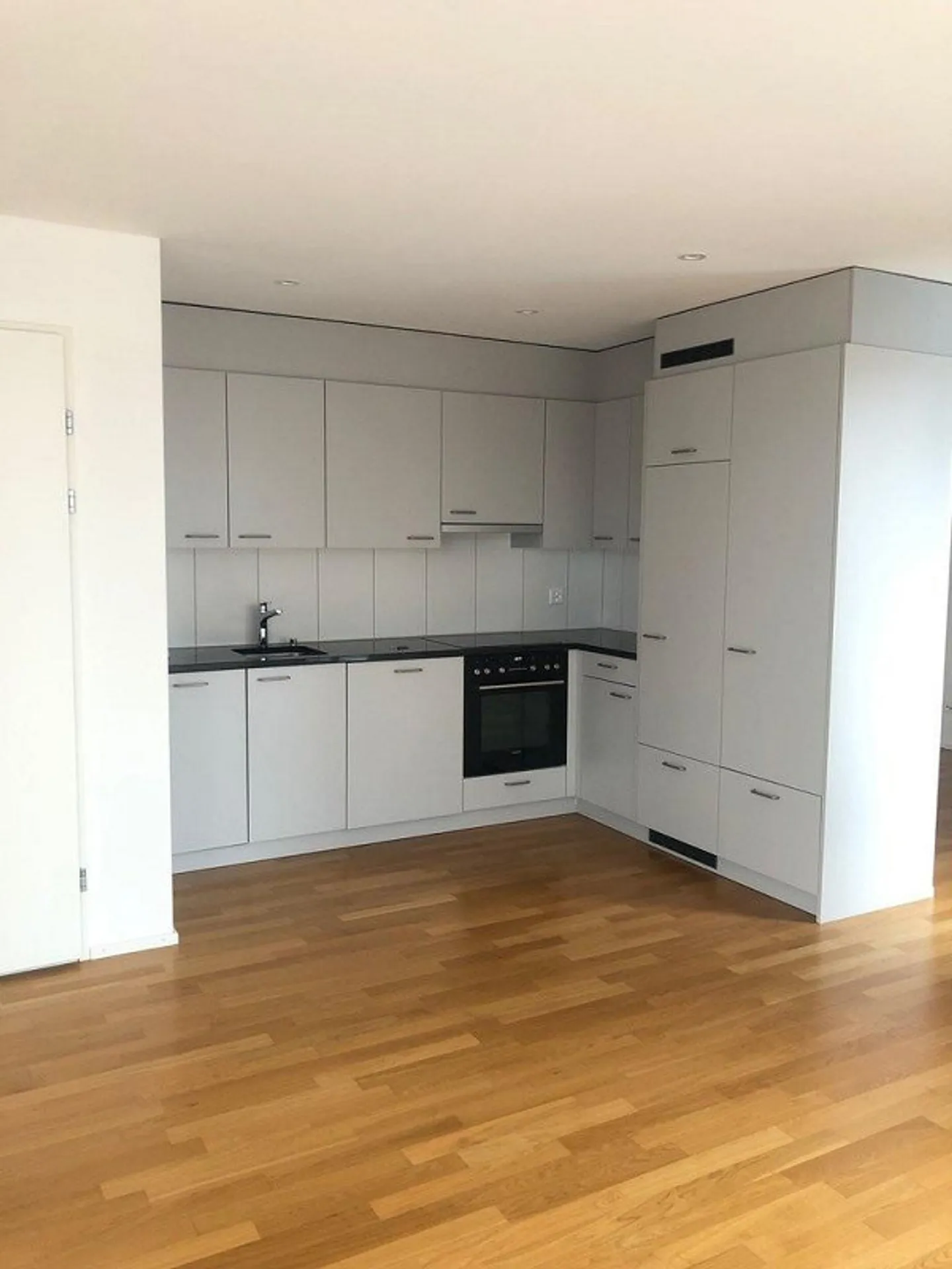 Modern 2-room apartment with roof terrace for rent - Photo 2 of 6