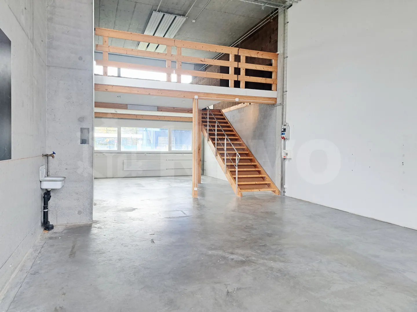 DUCATS 40, Commercial space with mezzanine - Photo 1 of 6