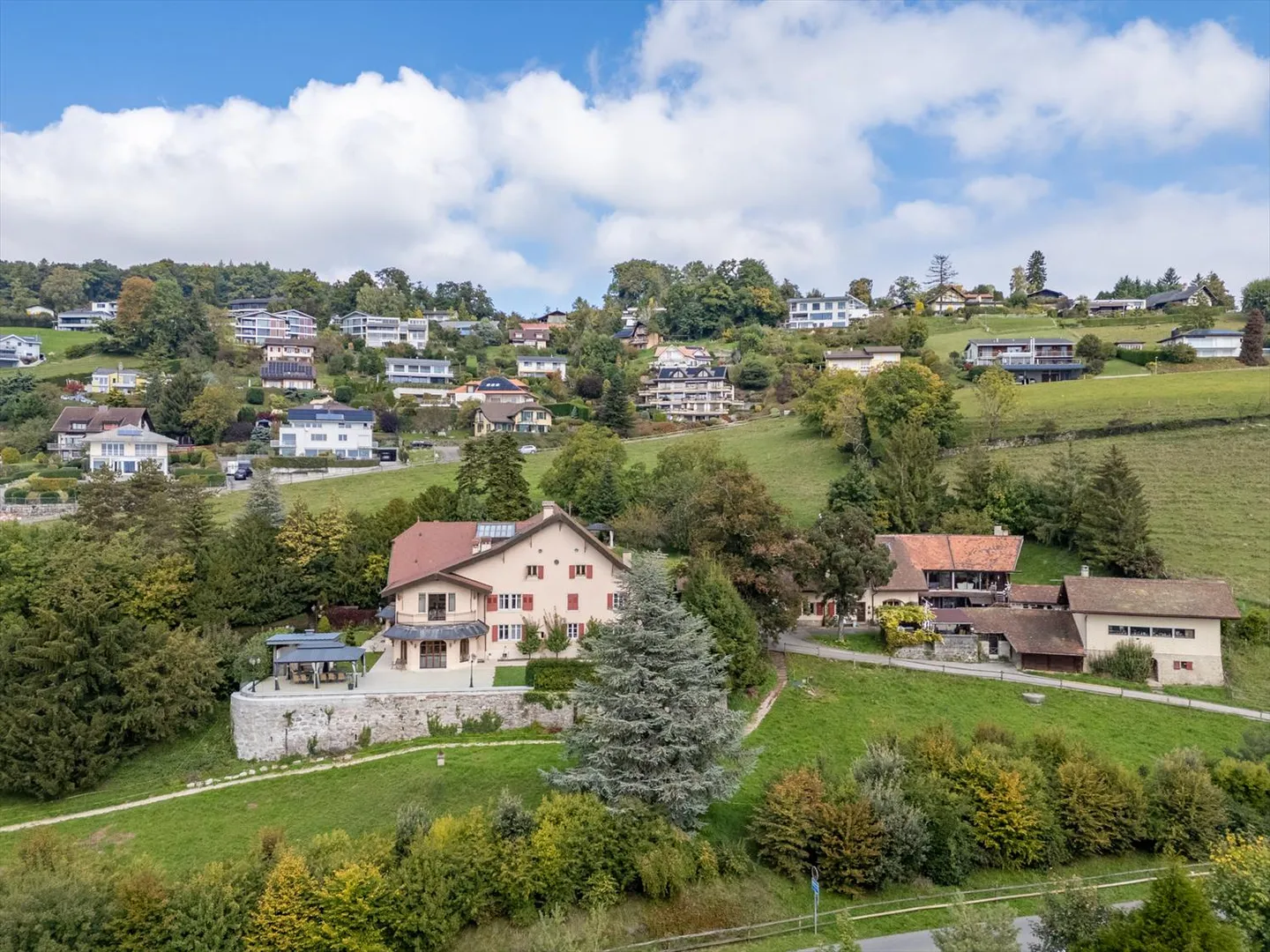 Domicile with extraordinary panoramic view of the lake - Photo 1 of 13