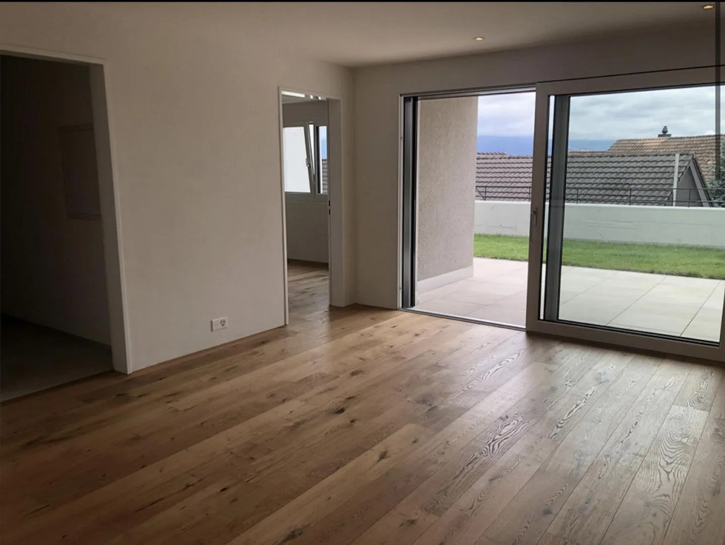 Appartement moderne de 2,5 pièces avec jardin - Photo 2 sur 9