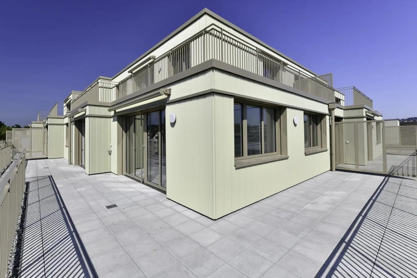 Emplacement résidentiel moderne et central avec grande terrasse - Photo 11 sur 12