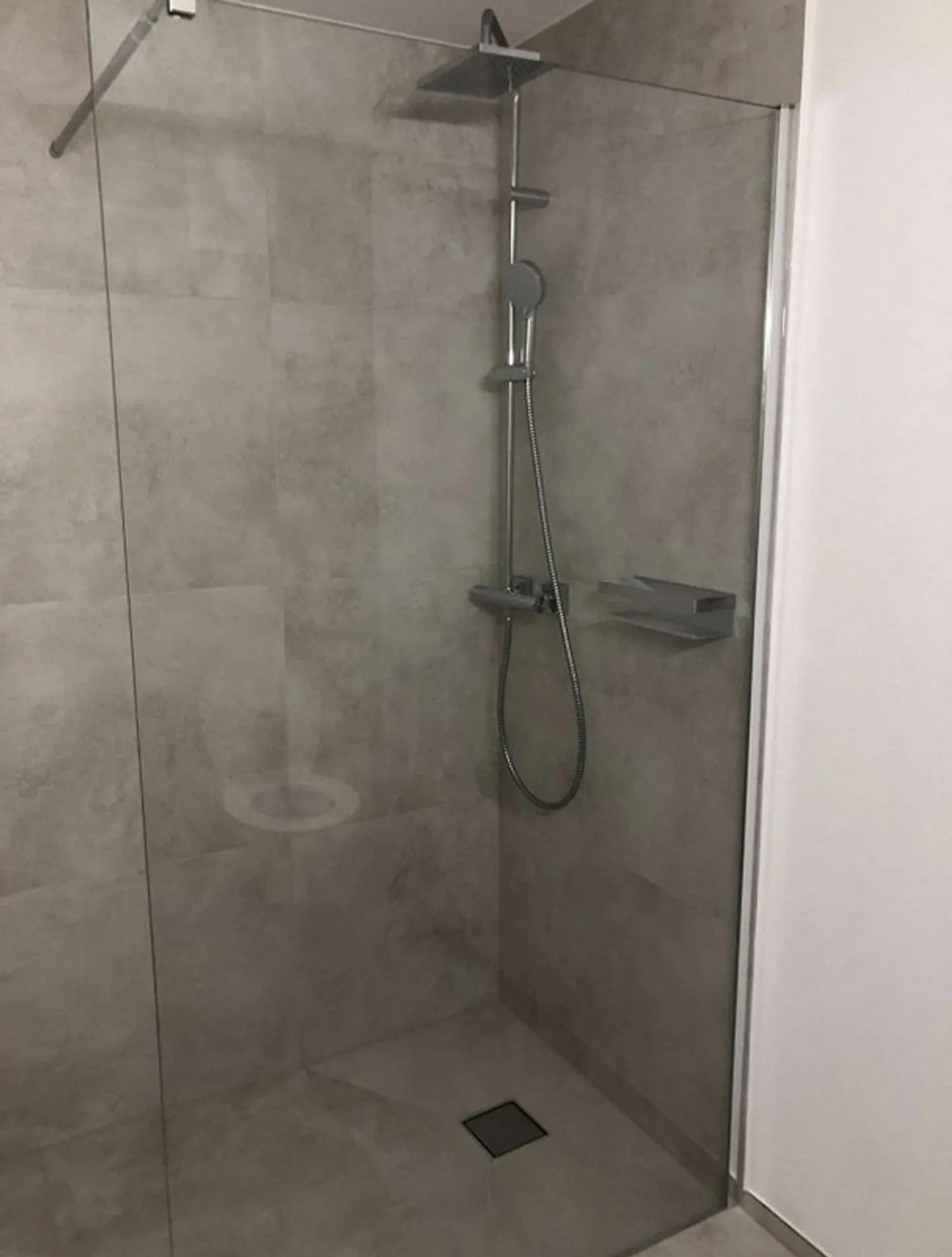 Appartement moderne de 2,5 pièces avec jardin - Photo 7 sur 9