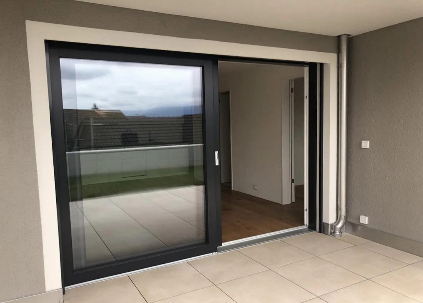 Appartement moderne de 2,5 pièces avec jardin - Photo 3 sur 9