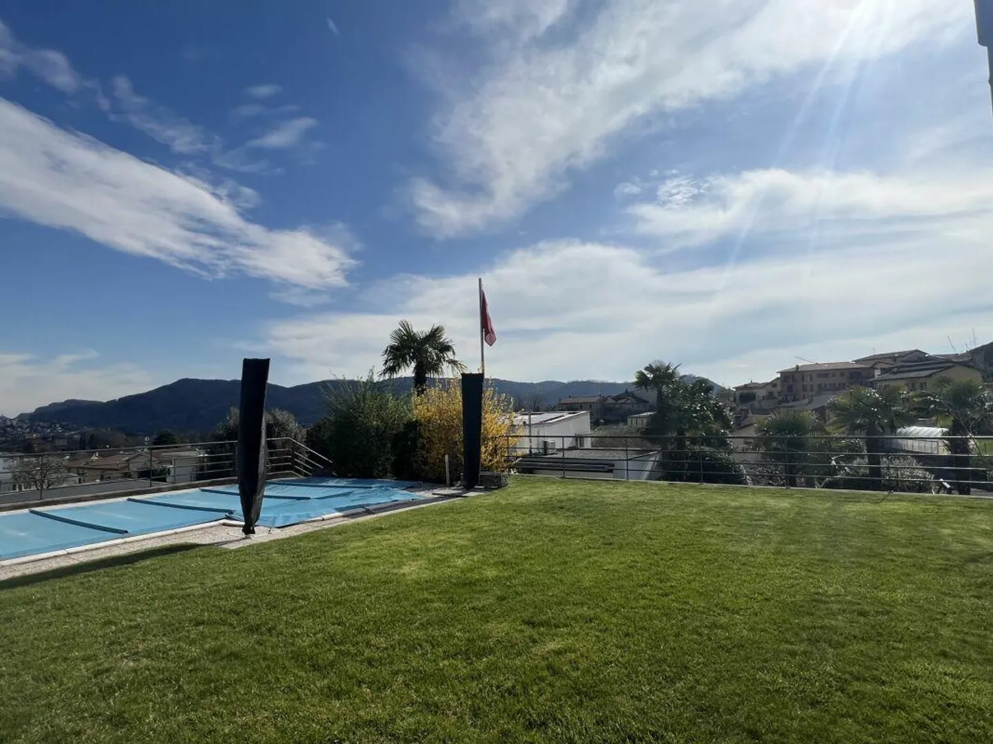 Exklusive Villa mit großem Garten und Schwimmbad - Foto 1 von 18