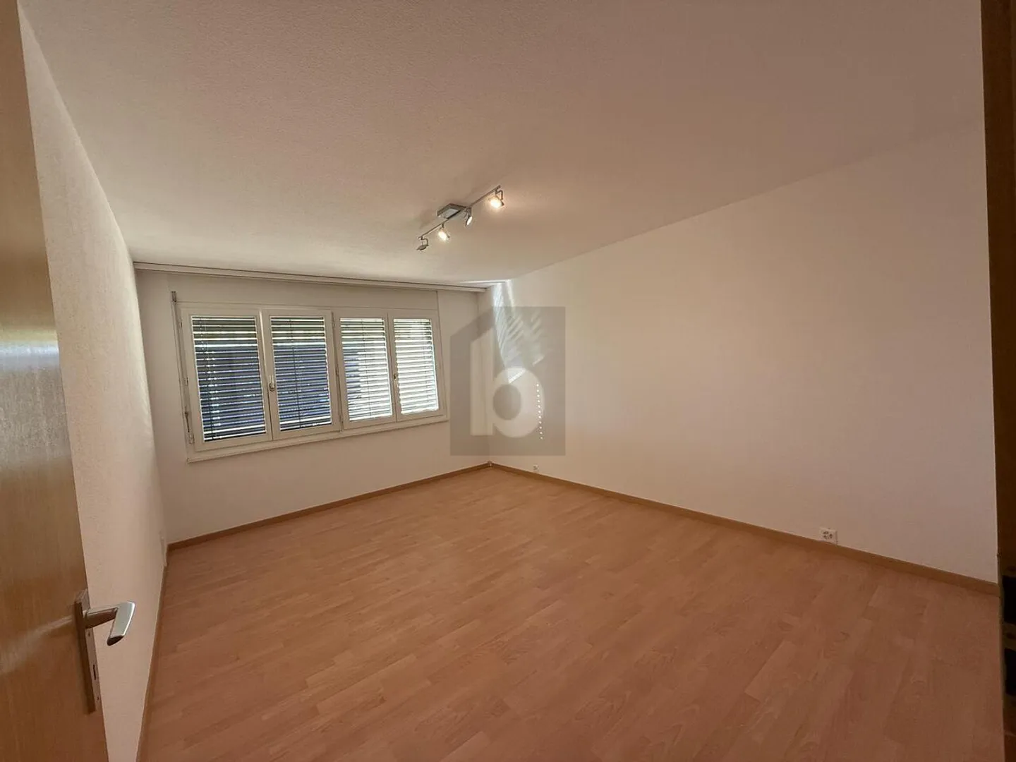 Modernes Apartment mit Balkon - Foto 3 von 6