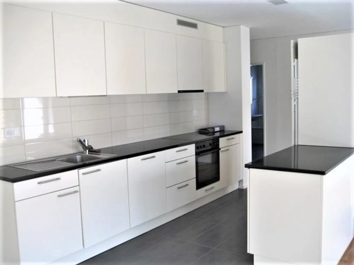 Modern 4.5-room apartment with large balcony in a quiet location - Photo 2 of 11