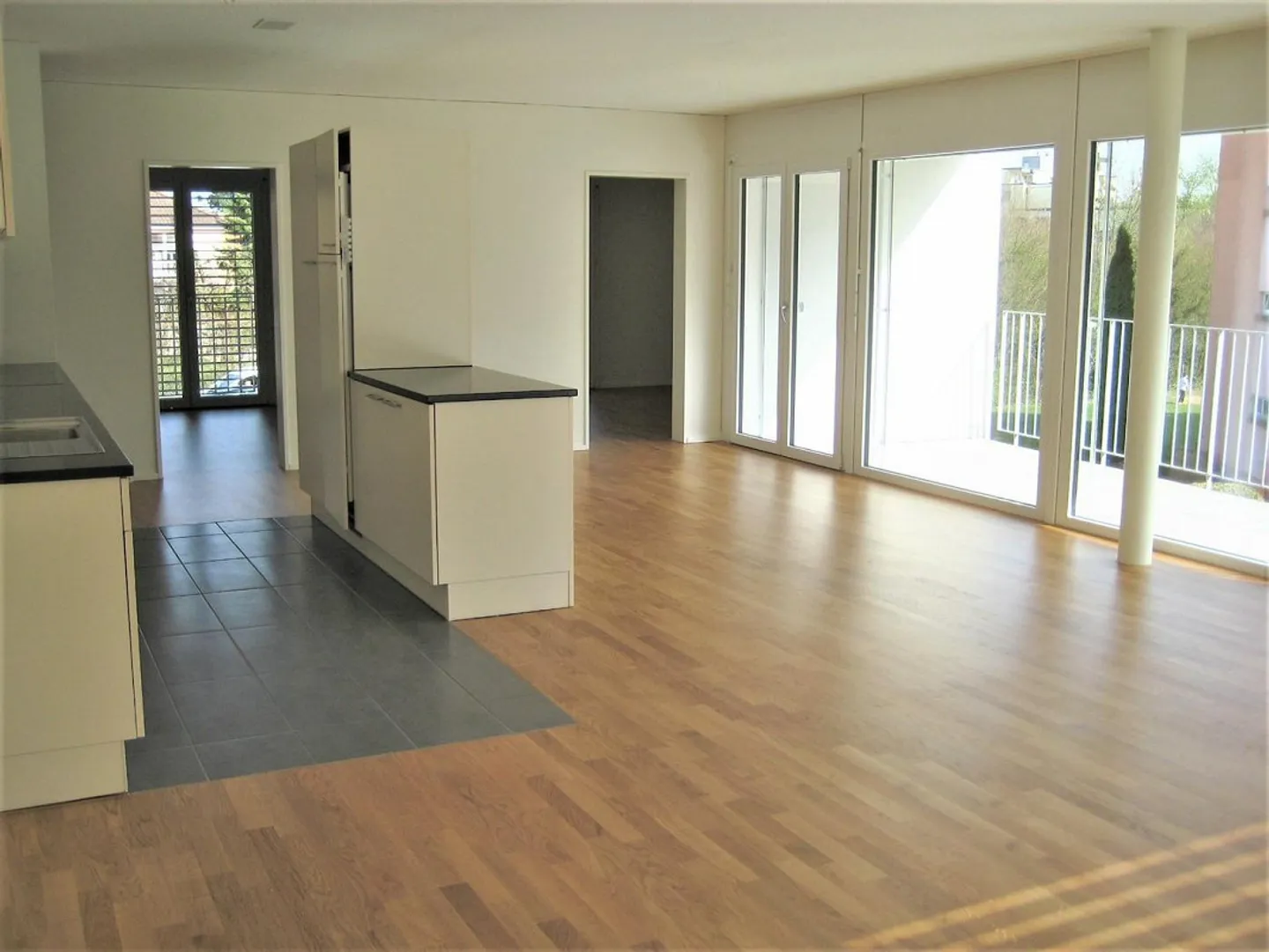 Modern 4.5-room apartment with large balcony in a quiet location - Photo 3 of 11