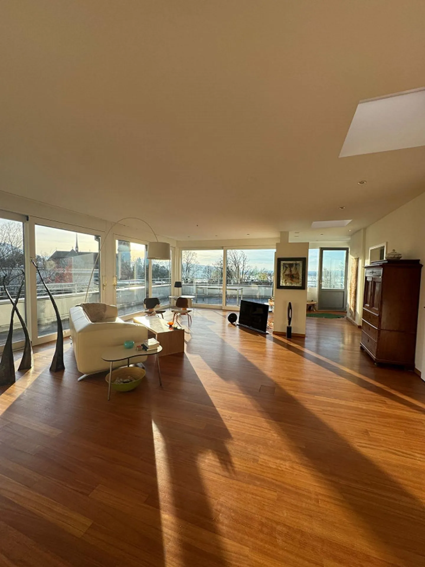 Appartement penthouse spacieux et lumineux de 3,5 pièces avec grande terrasse - Photo 6 sur 13