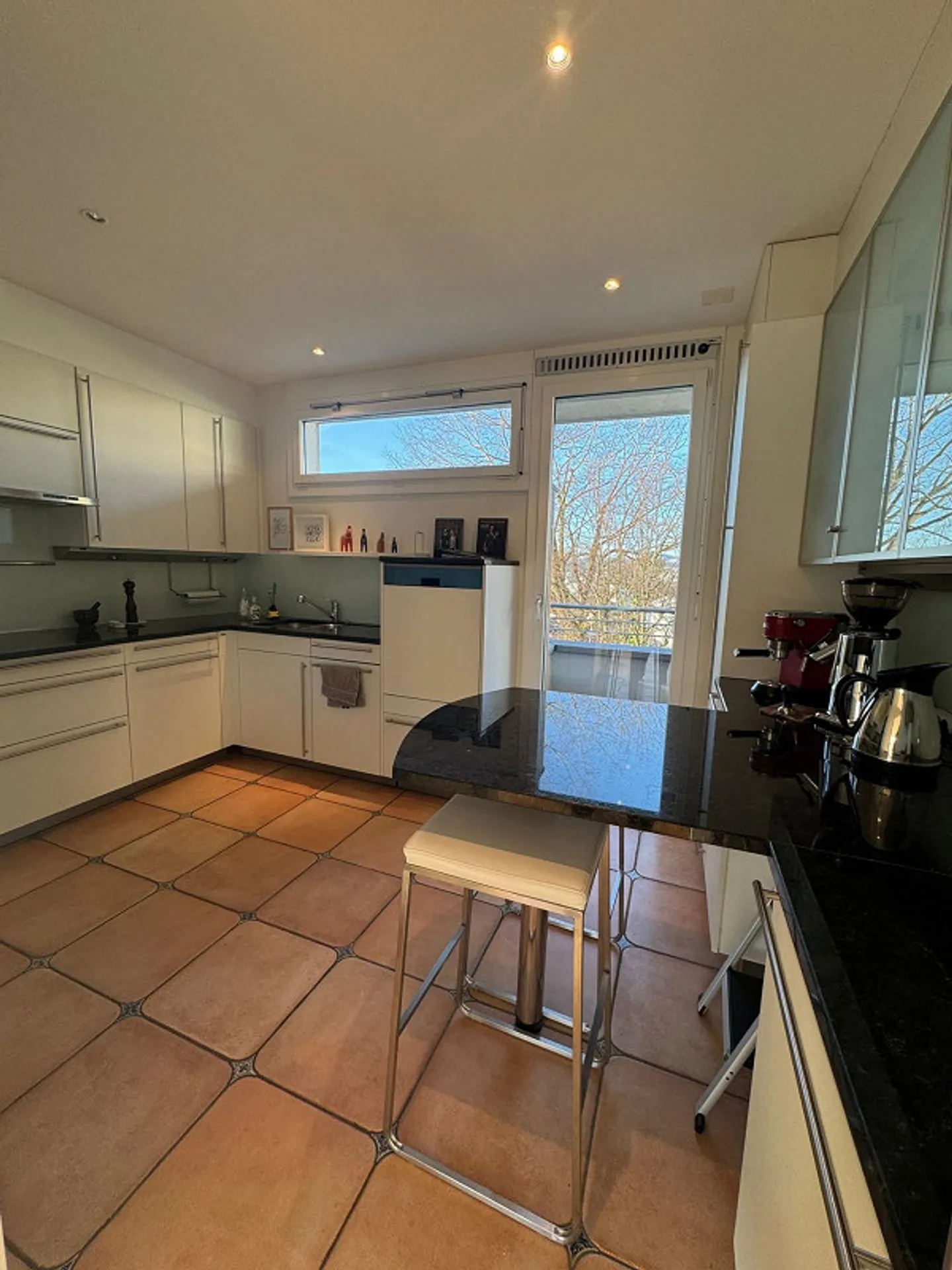 Appartement penthouse spacieux et lumineux de 3,5 pièces avec grande terrasse - Photo 7 sur 13