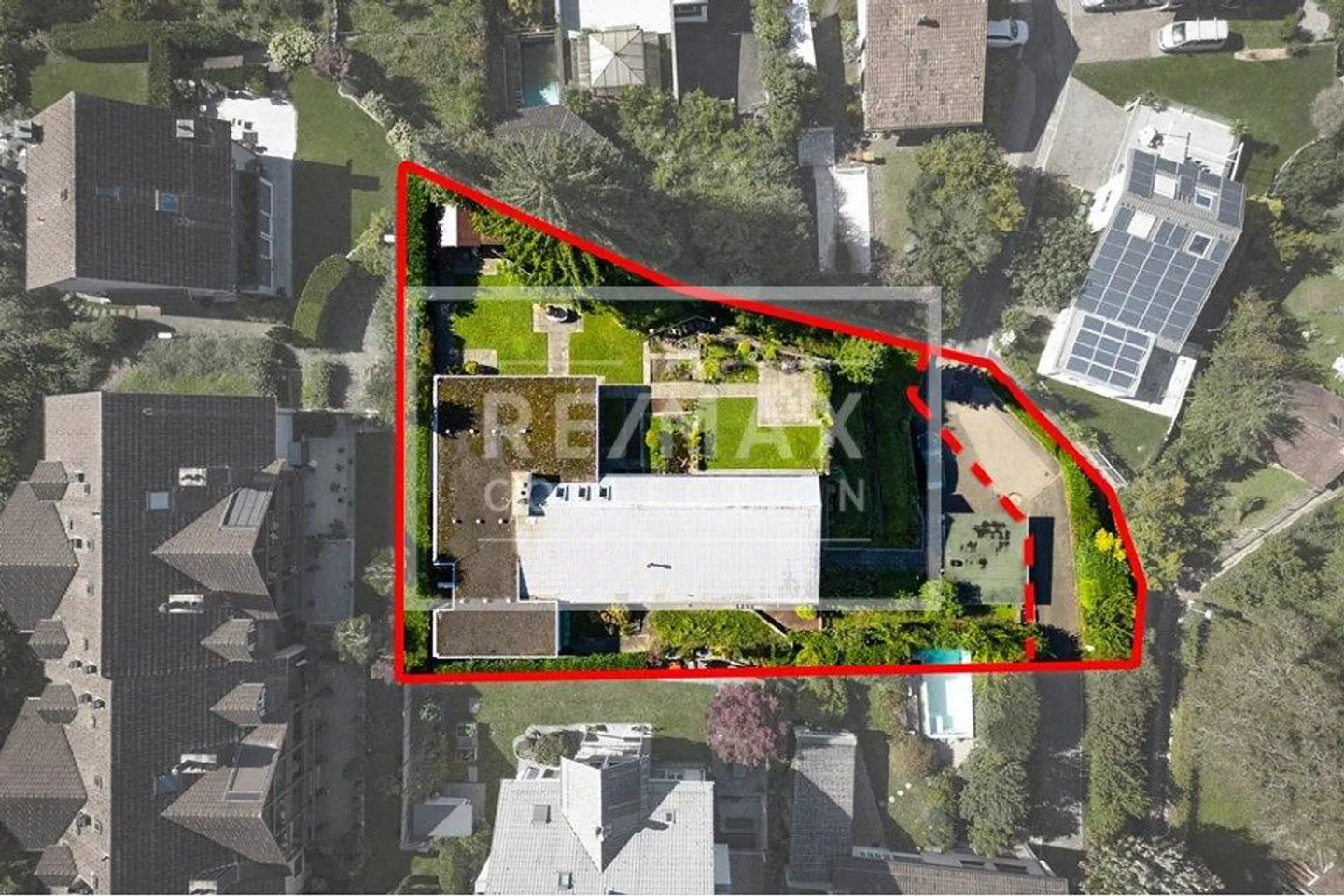 8.5 Room House with Indoor Pool, Sauna and Apartment! Unobstructed View! - Photo 3 of 13