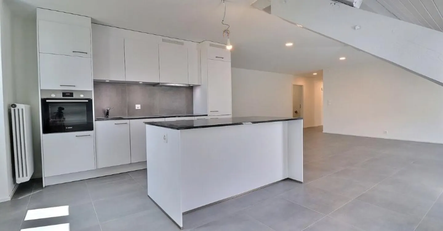 Appartement rénové au centre-ville - Photo 2 sur 8