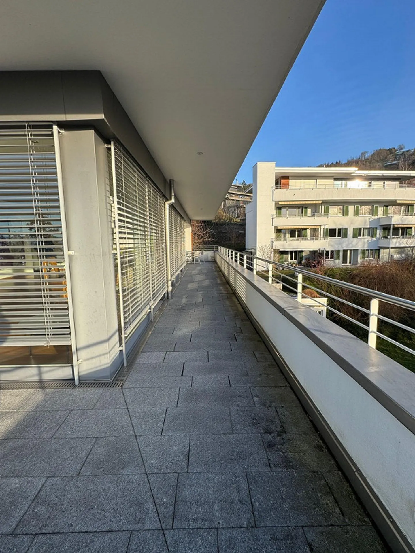 Appartement penthouse spacieux et lumineux de 3,5 pièces avec grande terrasse - Photo 11 sur 13