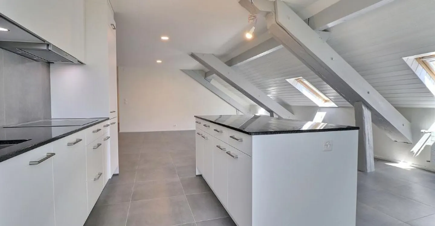 Appartement rénové au centre-ville - Photo 3 sur 8