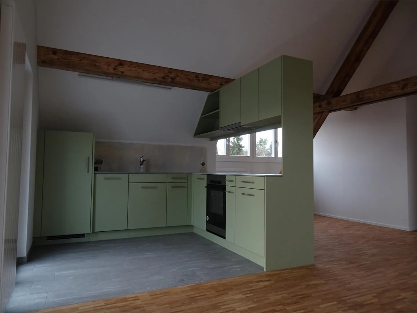 Appartement sous les combles fraîchement rénové dans une maison de 3 familles - Photo 1 sur 6