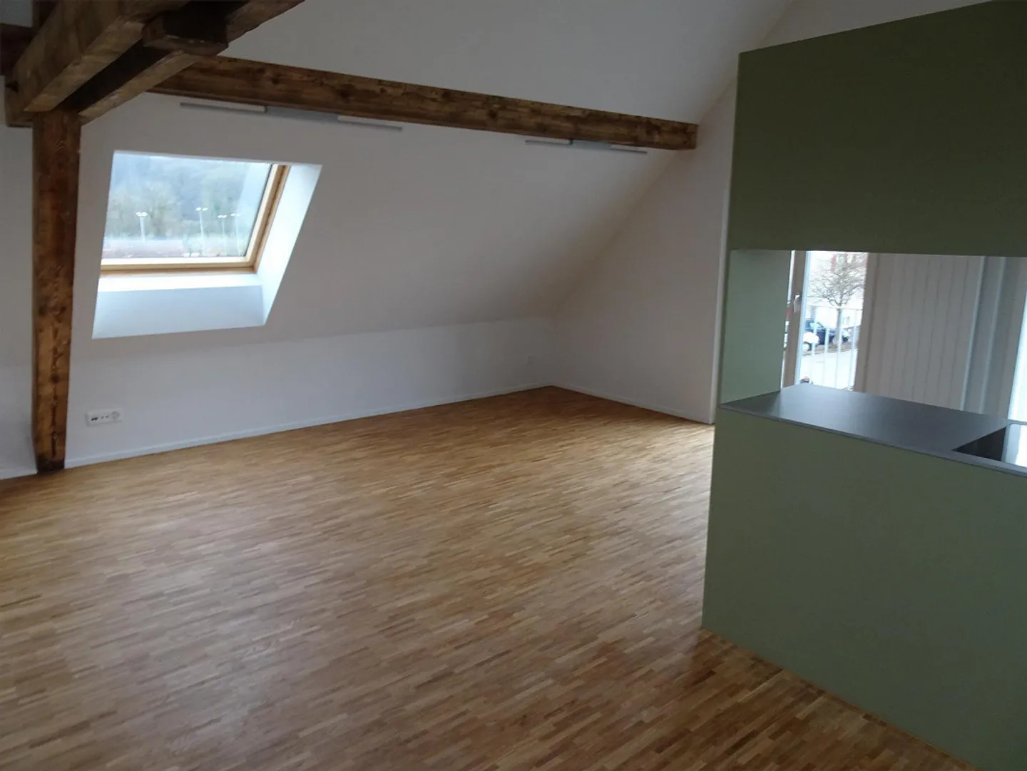 Appartement sous les combles fraîchement rénové dans une maison de 3 familles - Photo 2 sur 6