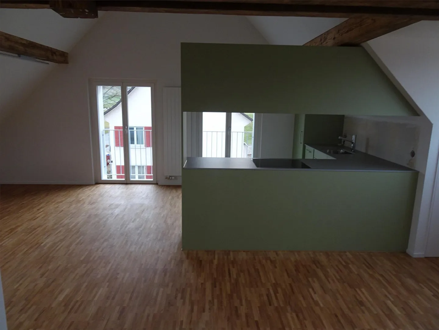 Appartement sous les combles fraîchement rénové dans une maison de 3 familles - Photo 3 sur 6