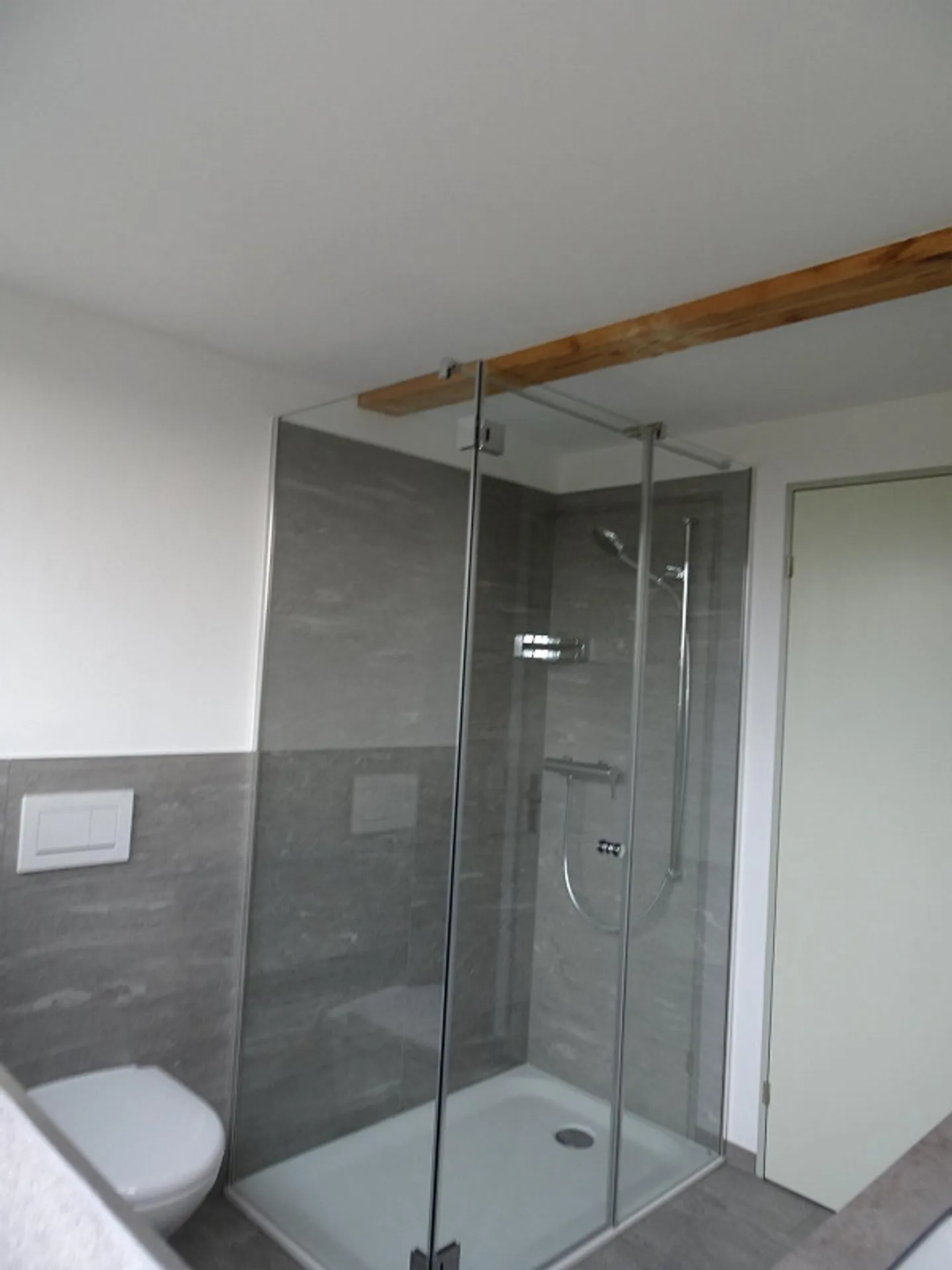 Appartement sous les combles fraîchement rénové dans une maison de 3 familles - Photo 4 sur 6