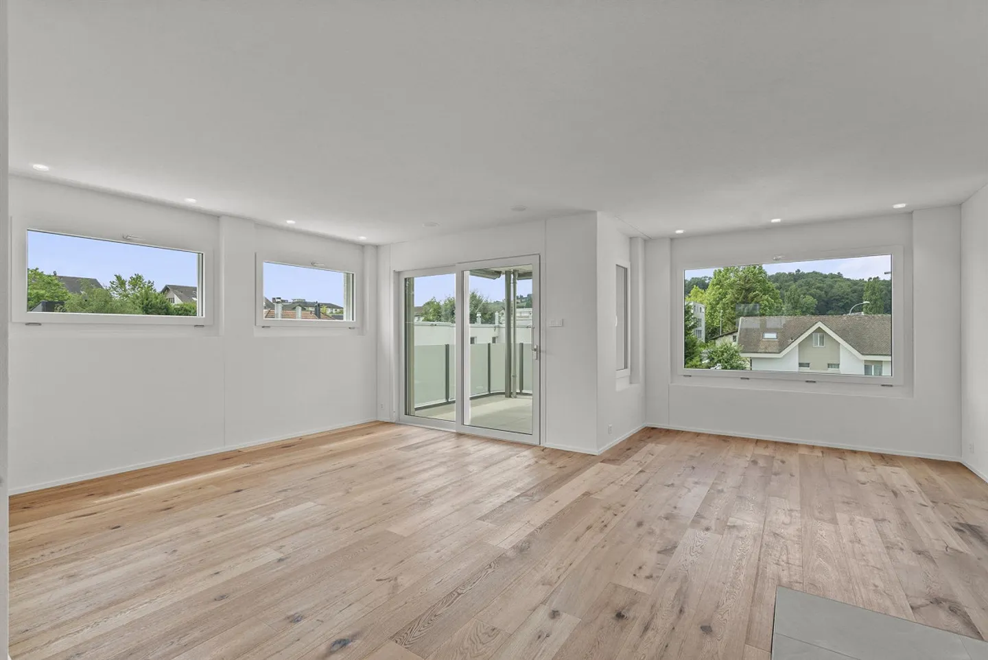 Attractive apartment and parking space seeks new tenant - Photo 2 of 18