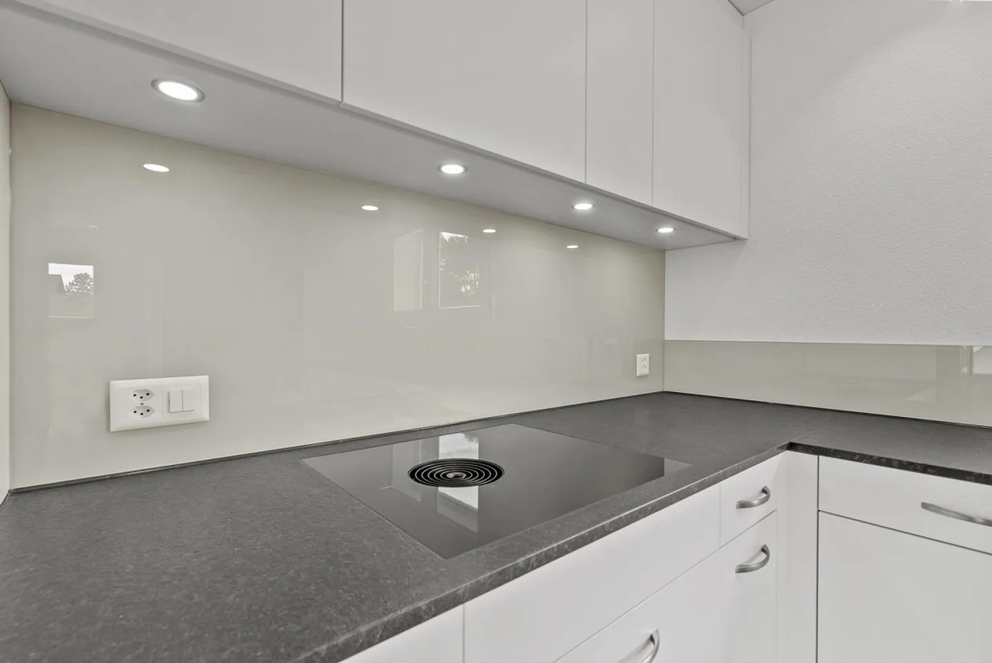 Attractive apartment and parking space seeks new tenant - Photo 17 of 18