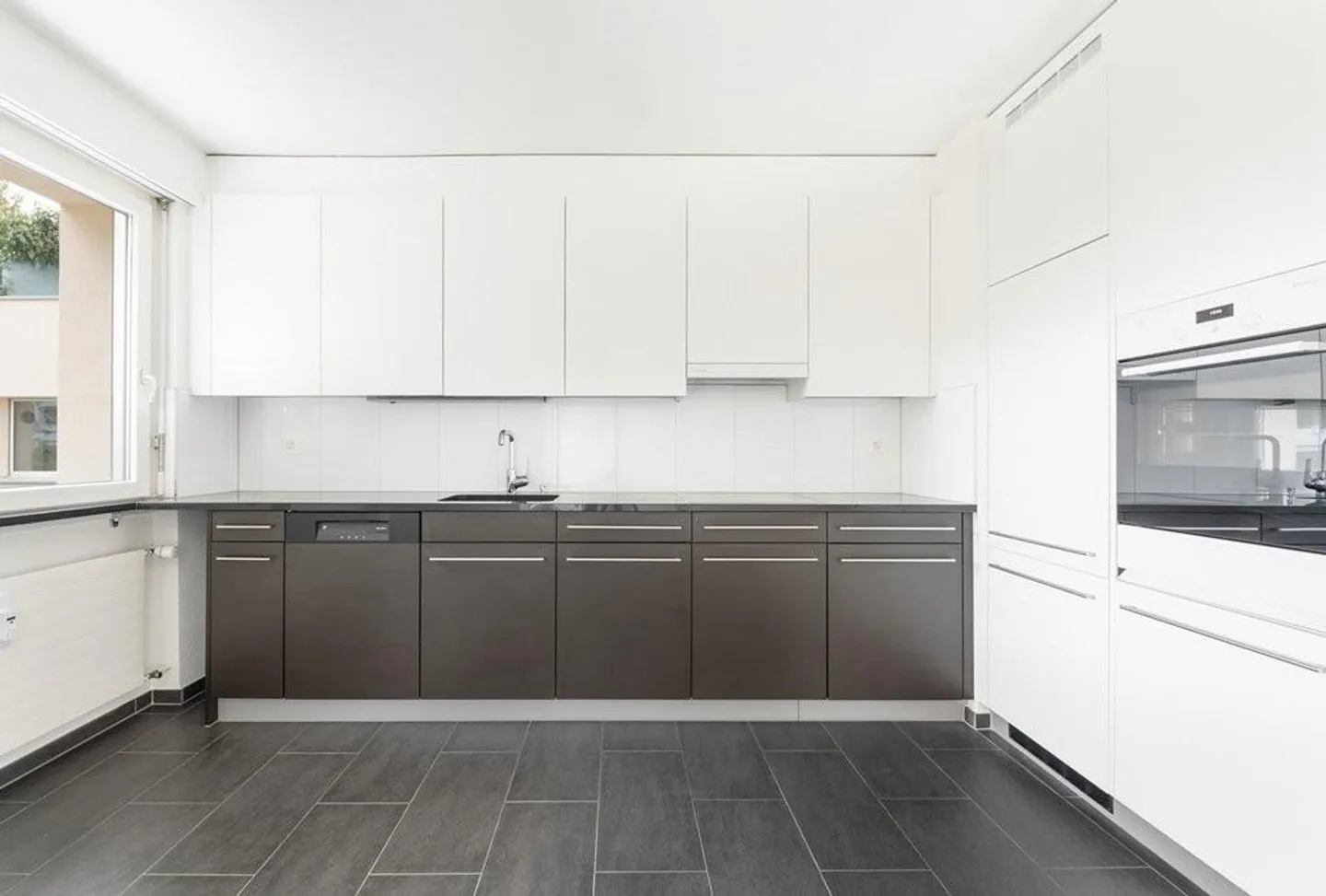 Room for more: Stylish apartment with 2 balconies and plenty of light - Photo 3 of 12