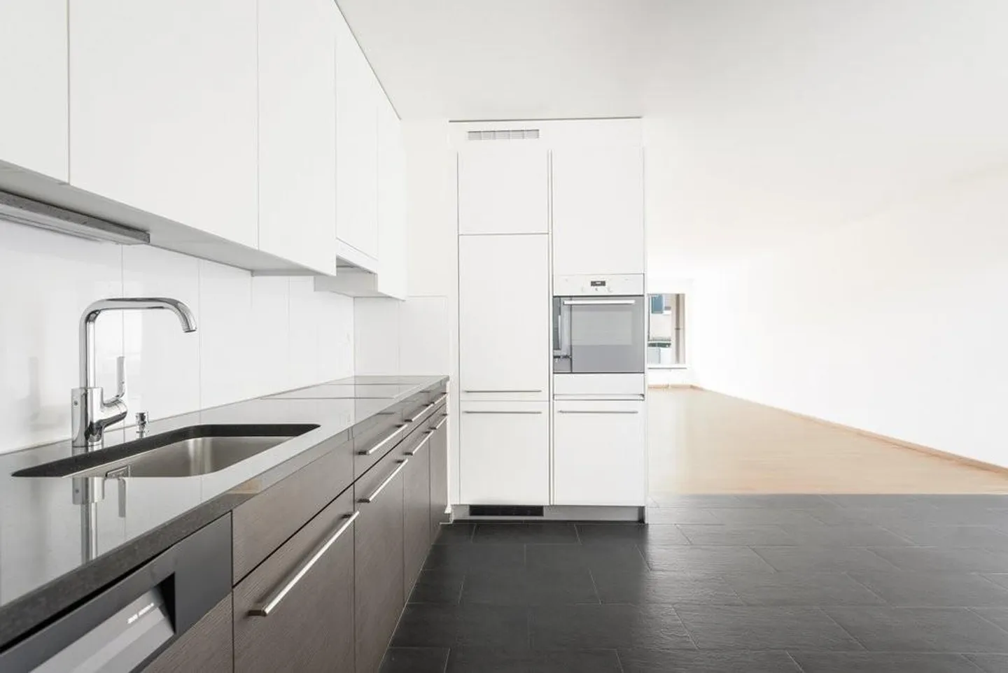 Room for more: Stylish apartment with 2 balconies and plenty of light - Photo 4 of 12