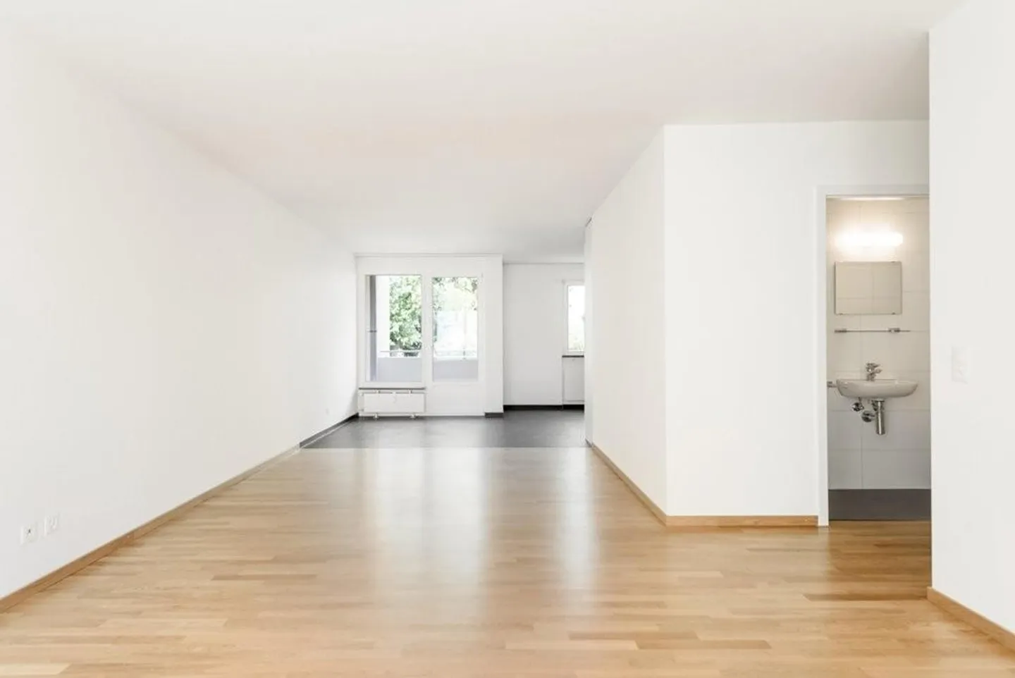 Room for more: Stylish apartment with 2 balconies and plenty of light - Photo 5 of 12