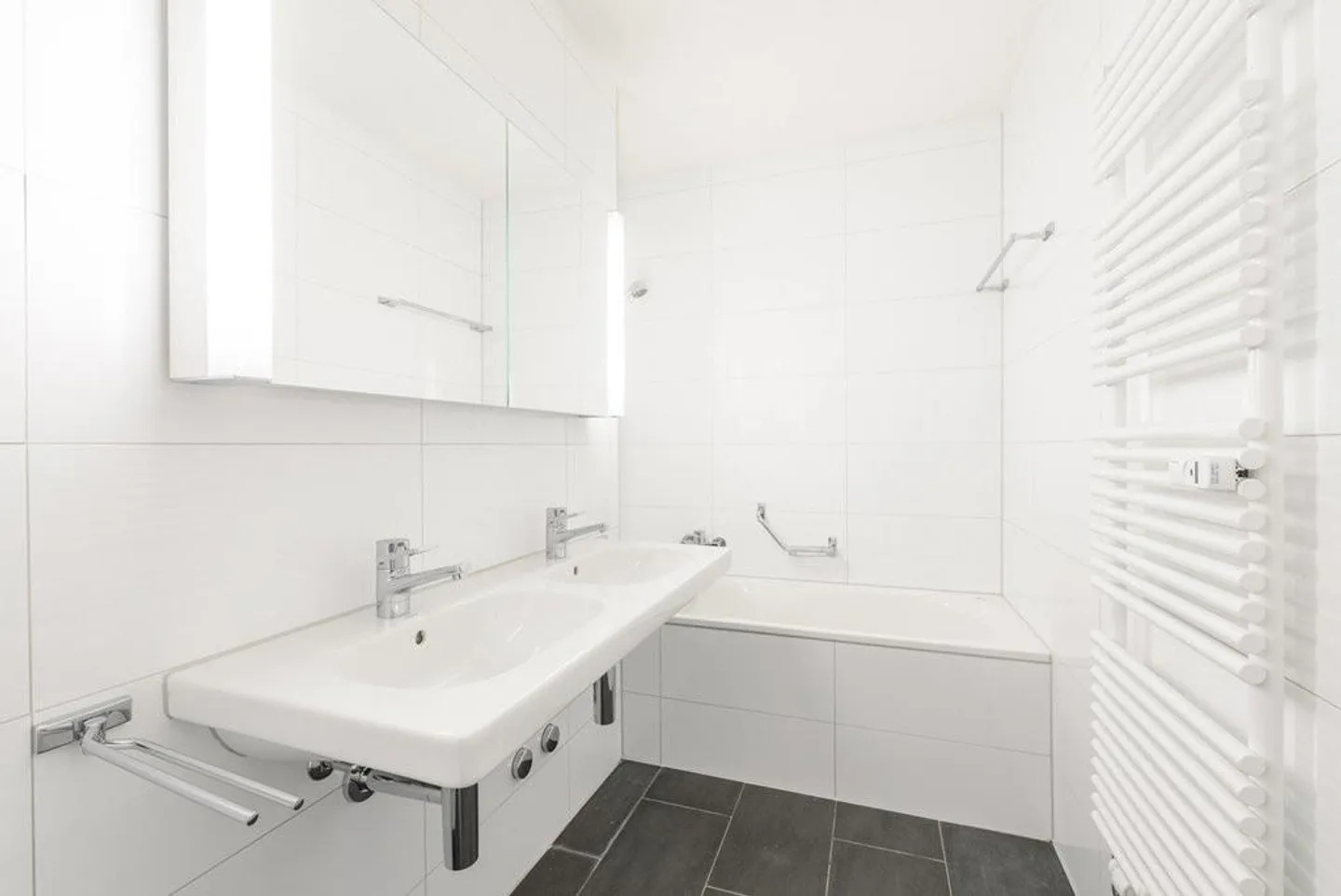 Room for more: Stylish apartment with 2 balconies and plenty of light - Photo 10 of 12