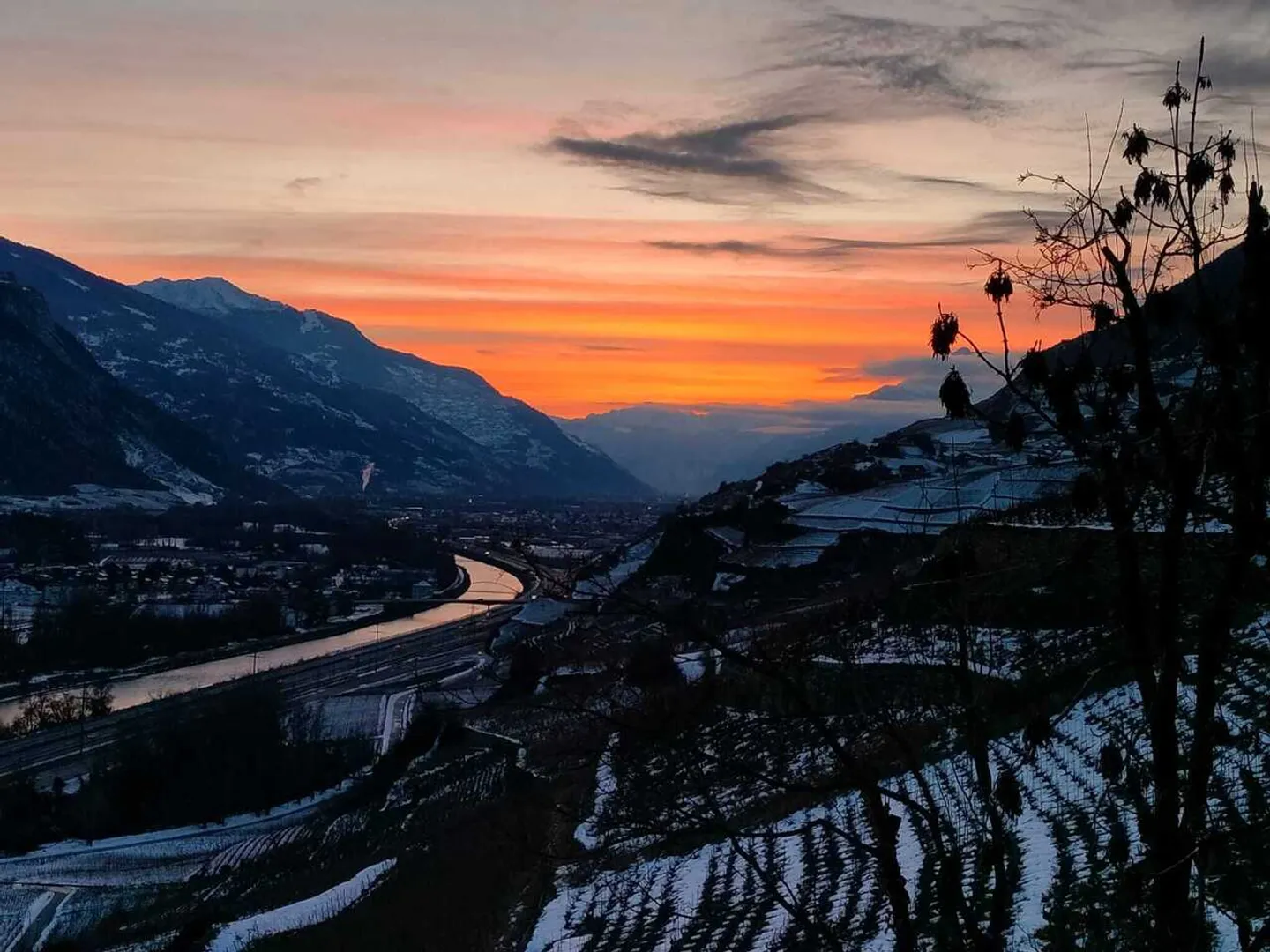 Charme, Histoire et Avenir : Deux Appartements, Un Projet - Photo 1 sur 8