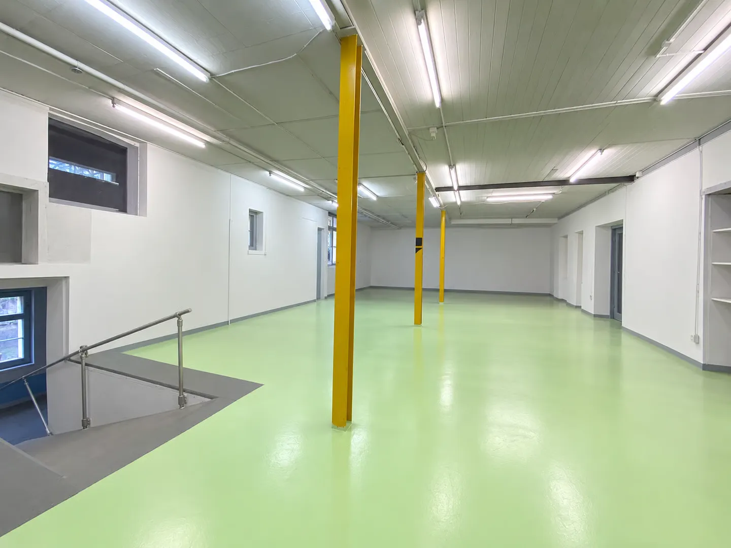 For rent: Large commercial space on the ground floor - Photo 3 of 5