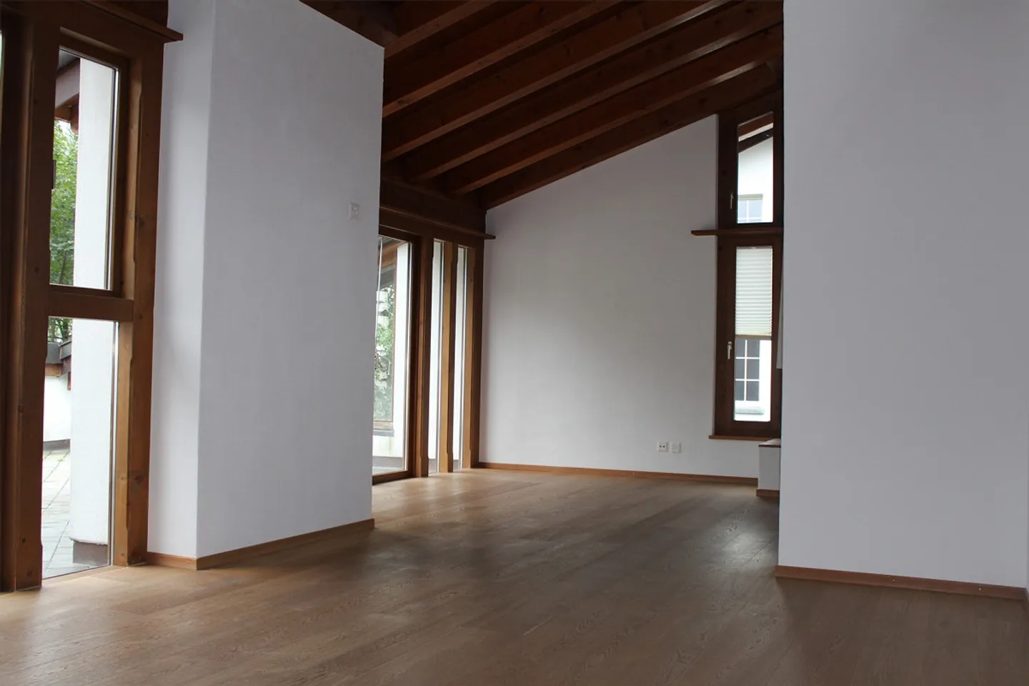 Très généreux appartement de 5,5 pièces avec terrasse et belle vue - Photo 3 sur 26