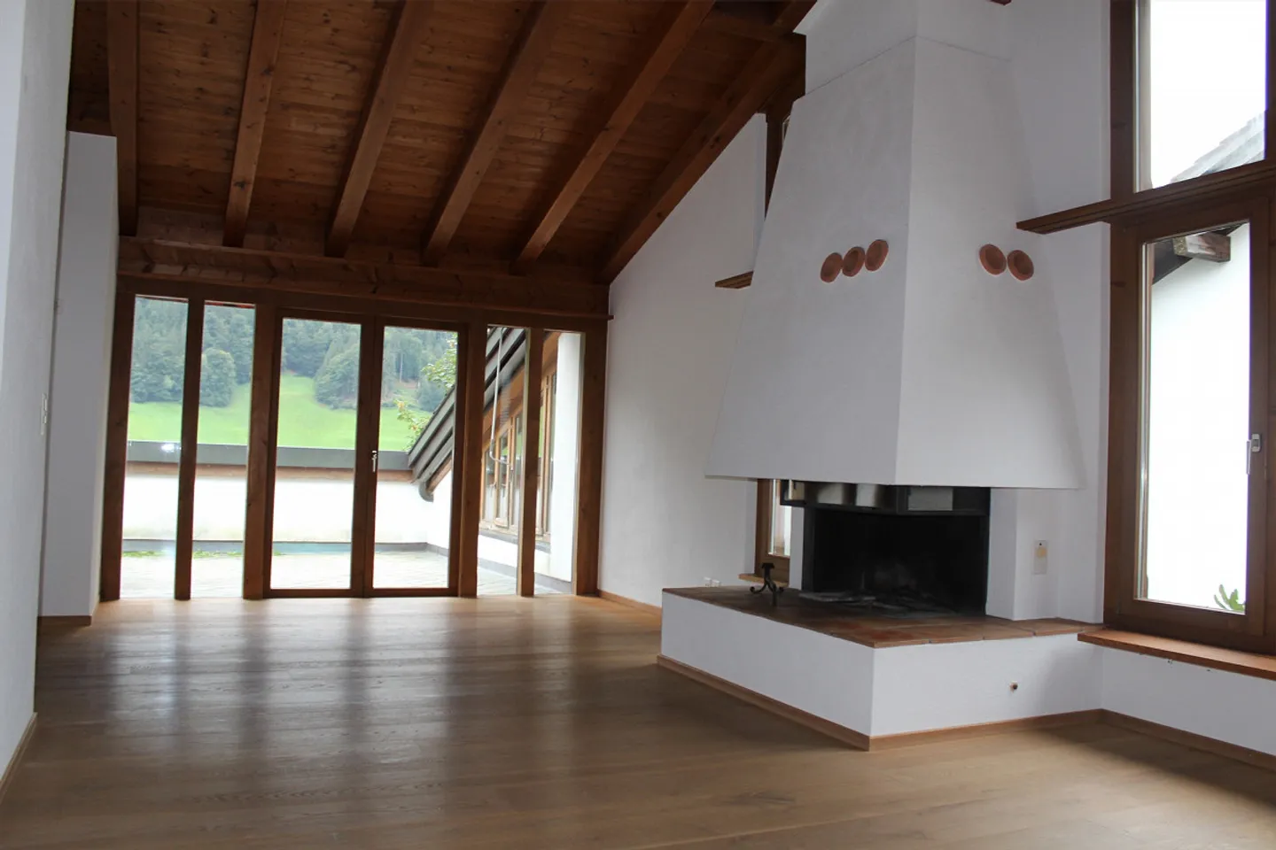 Très généreux appartement de 5,5 pièces avec terrasse et belle vue - Photo 4 sur 26