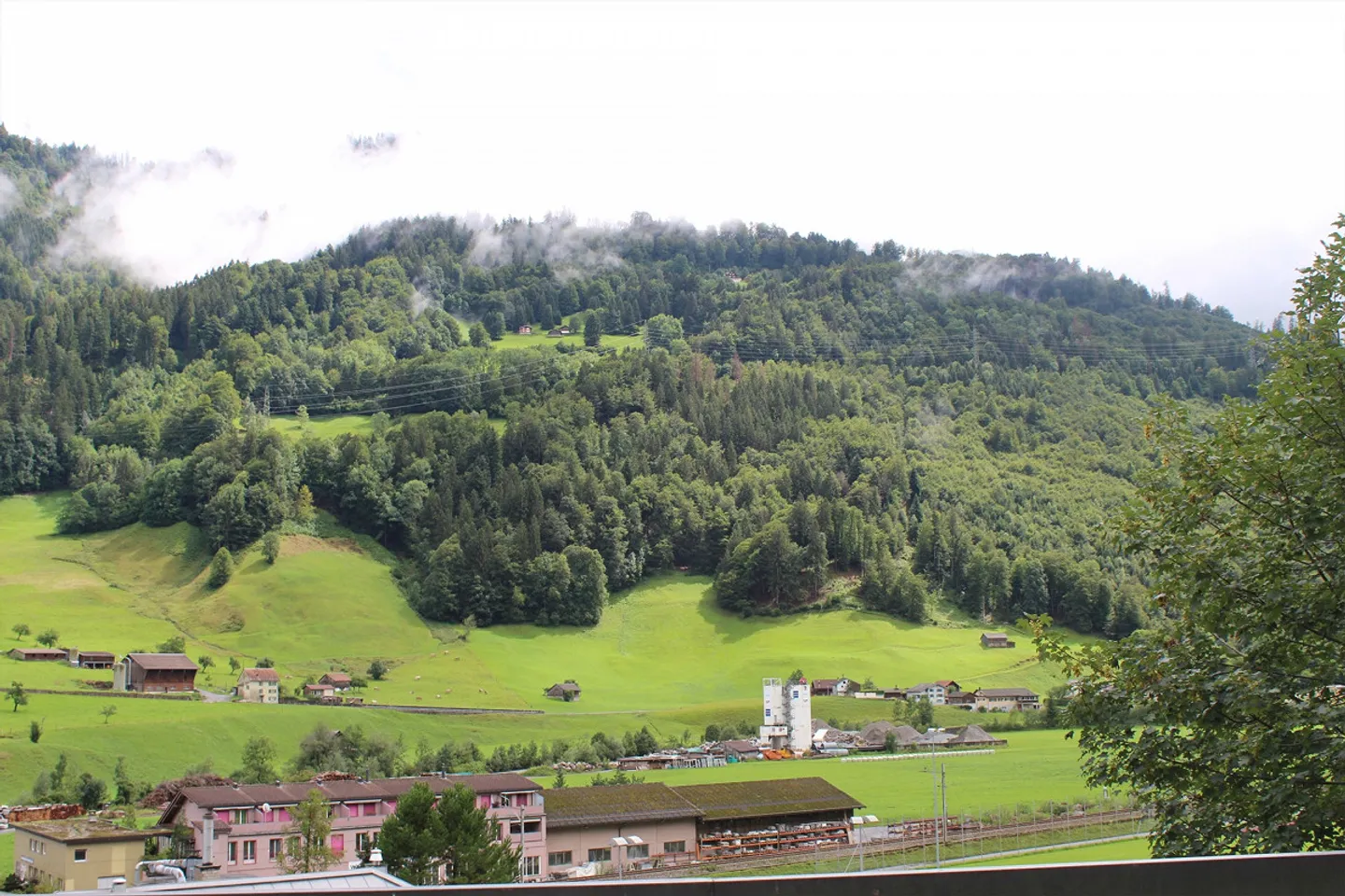 Très généreux appartement de 5,5 pièces avec terrasse et belle vue - Photo 6 sur 26