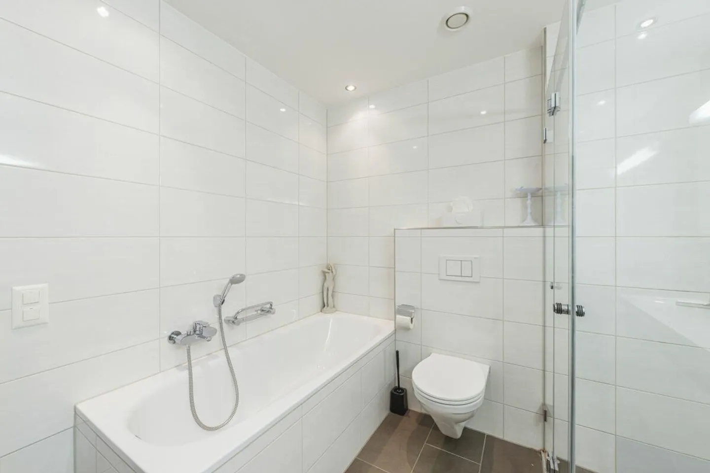 Exclusive Terrace Apartment with Breathtaking View over the Klettgau Area - Photo 18 of 26