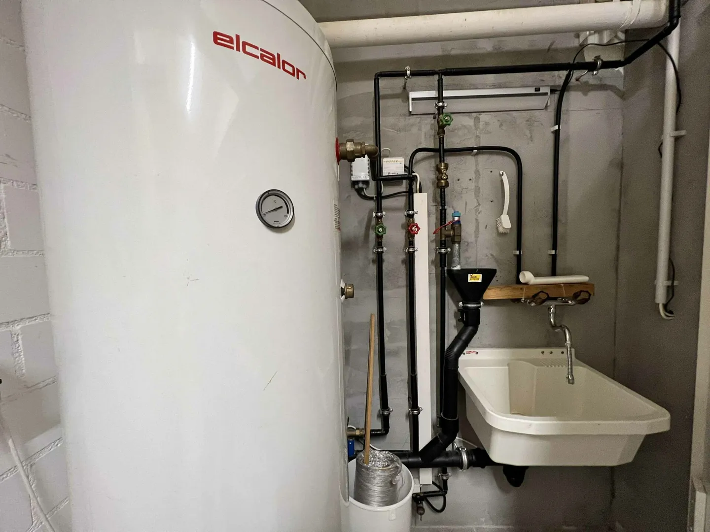 In the basement, space for various uses - Photo 12 of 16