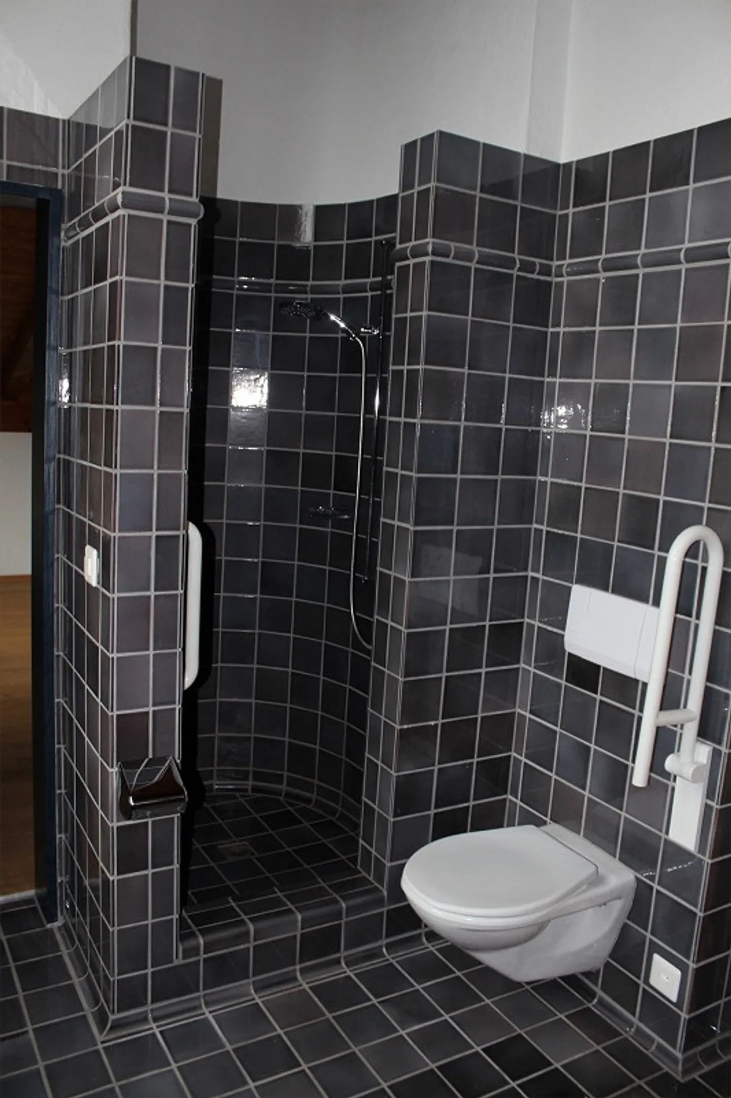 Très généreux appartement de 5,5 pièces avec terrasse et belle vue - Photo 12 sur 26