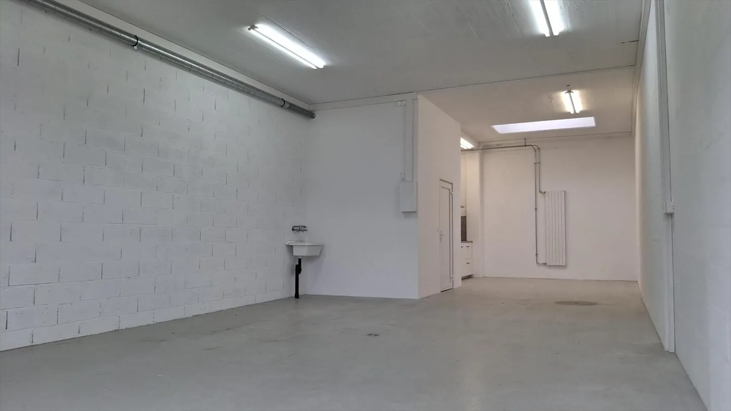 Spazio commerciale/artigianale 70 a 85 m2 - Vicino a Nyon - Foto 3 di 9