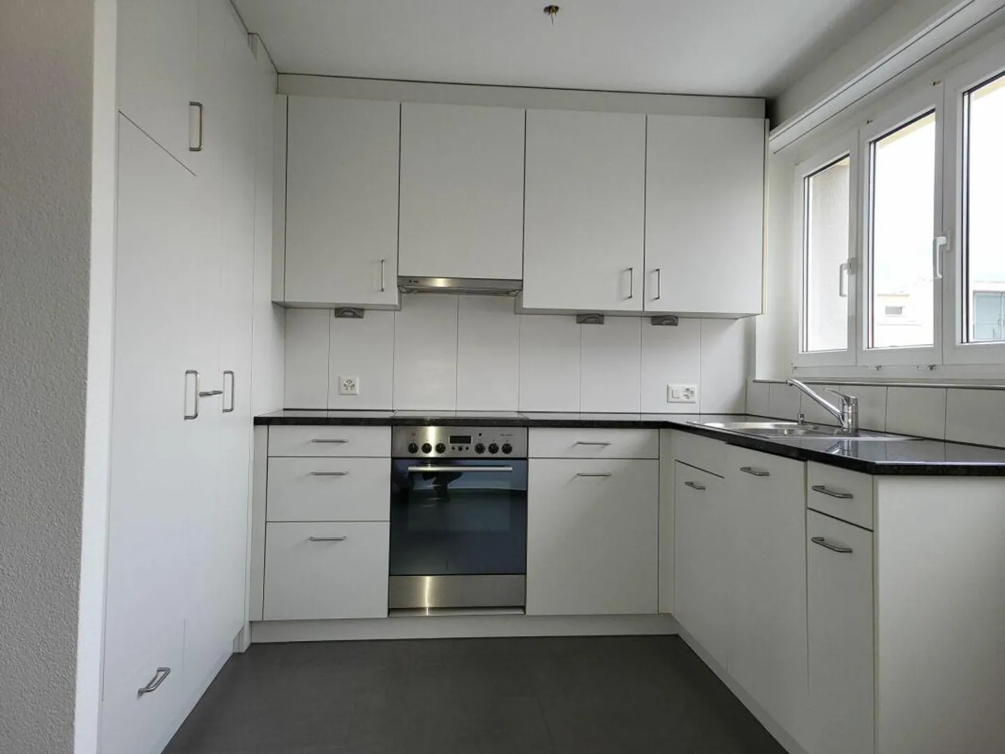 Appartamento conveniente, negozi e scuole nelle immediate vicinanze... - Foto 1 di 14
