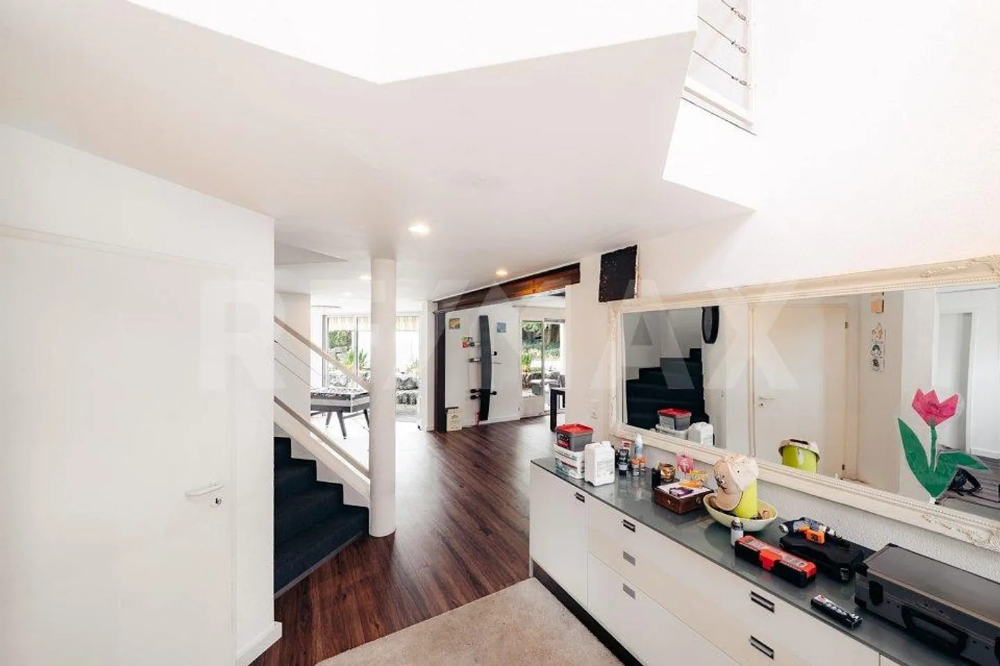 Exclusive Living Experience - Stylish 6-Room Villa with Character - Photo 5 of 13