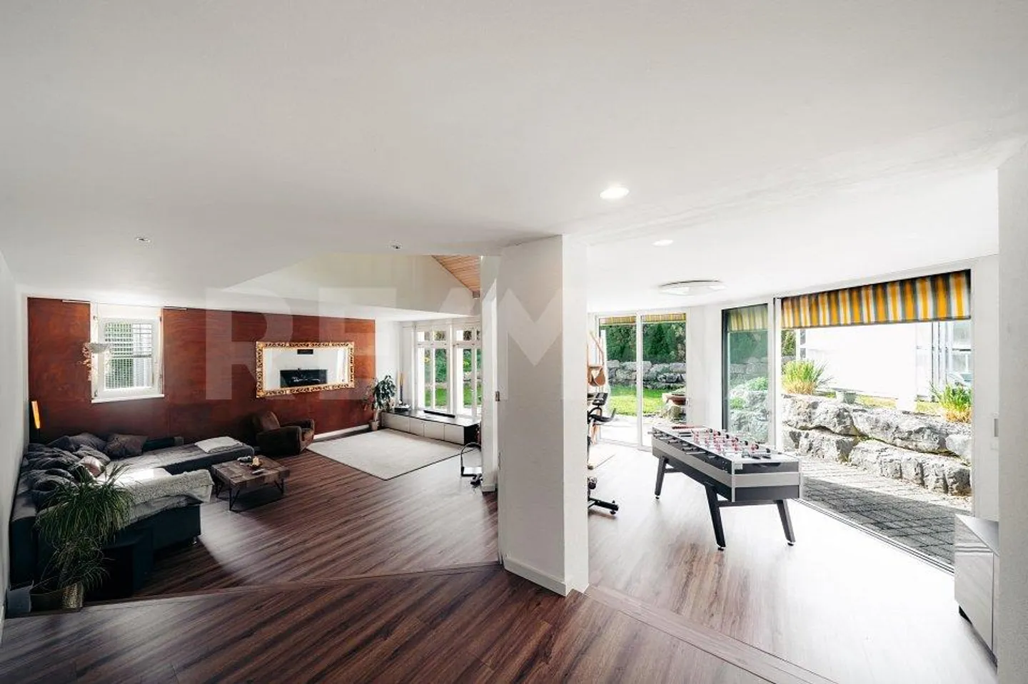 Exclusive Living Experience - Stylish 6-Room Villa with Character - Photo 7 of 13