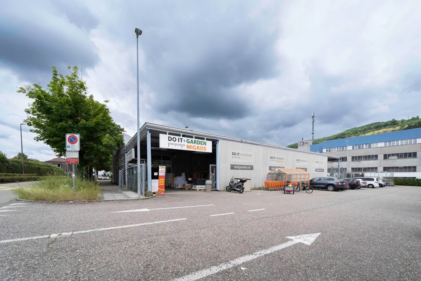 Commercial property with 1,000 m² of sales area and 60 parking spaces - Photo 1 of 15
