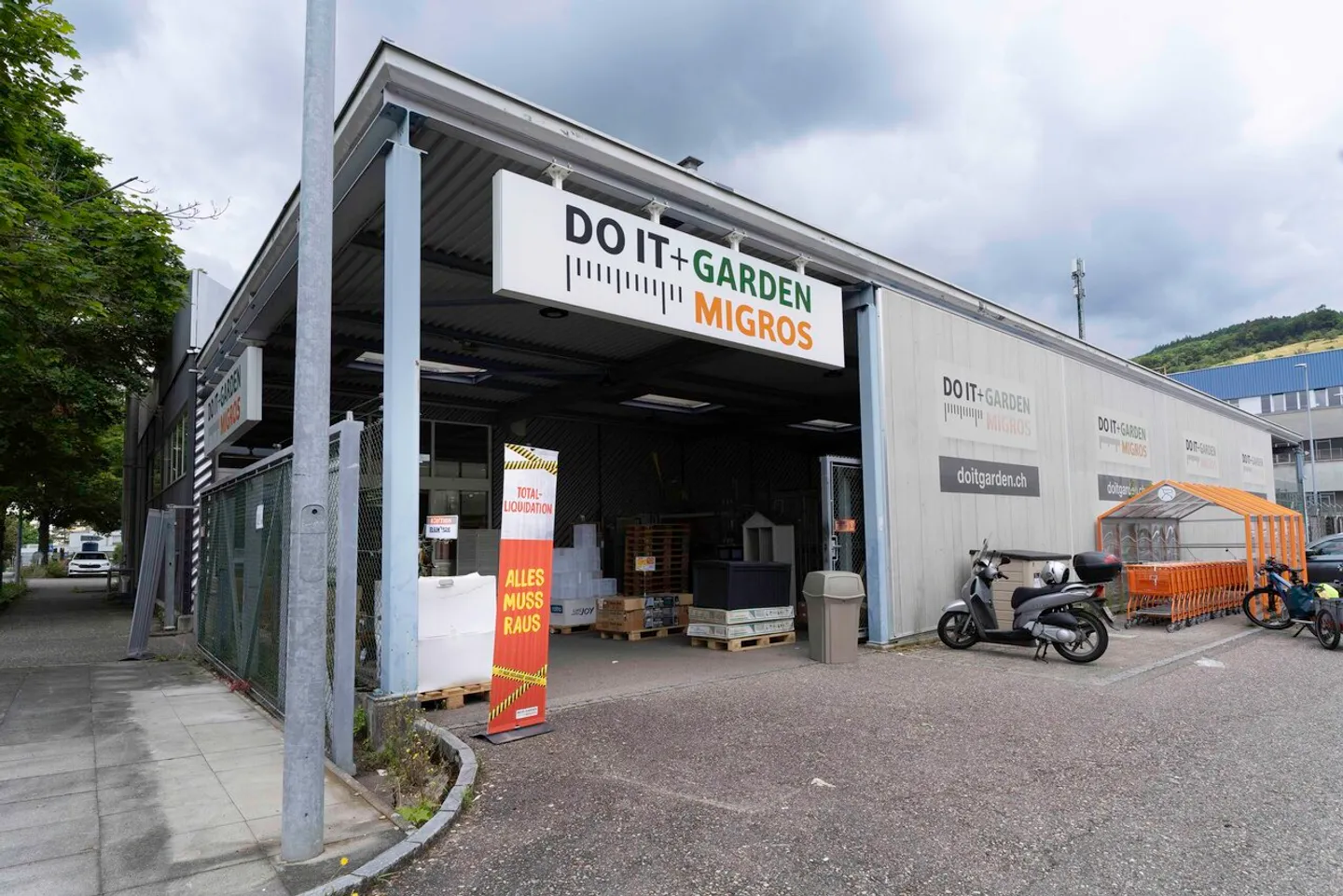 Commercial property with 1,000 m² of sales area and 60 parking spaces - Photo 2 of 15