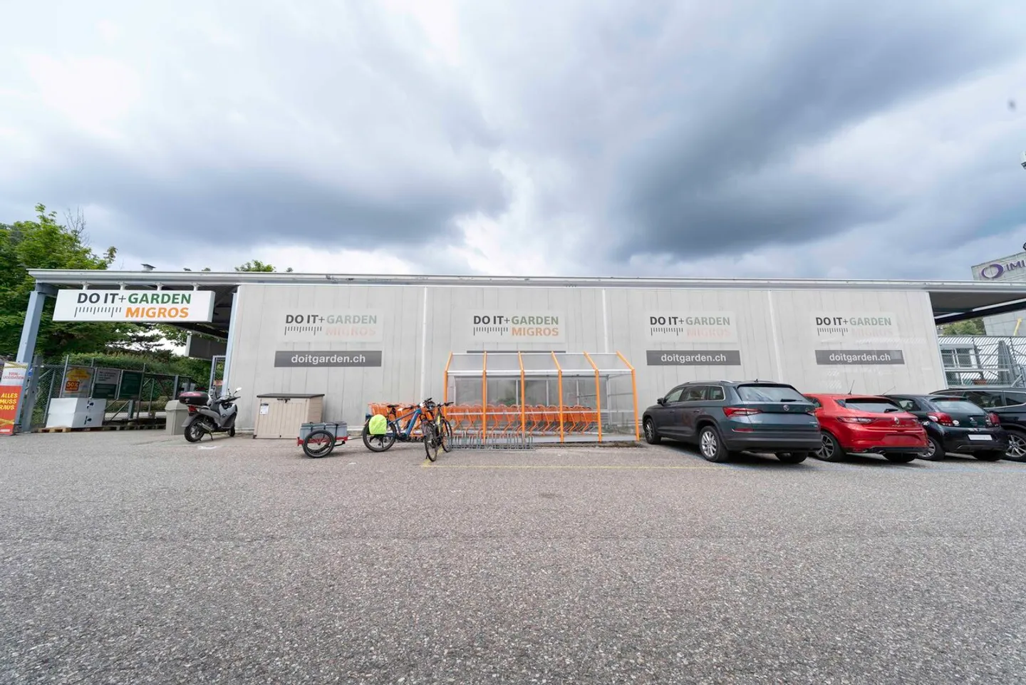 Commercial property with 1,000 m² of sales area and 60 parking spaces - Photo 3 of 15