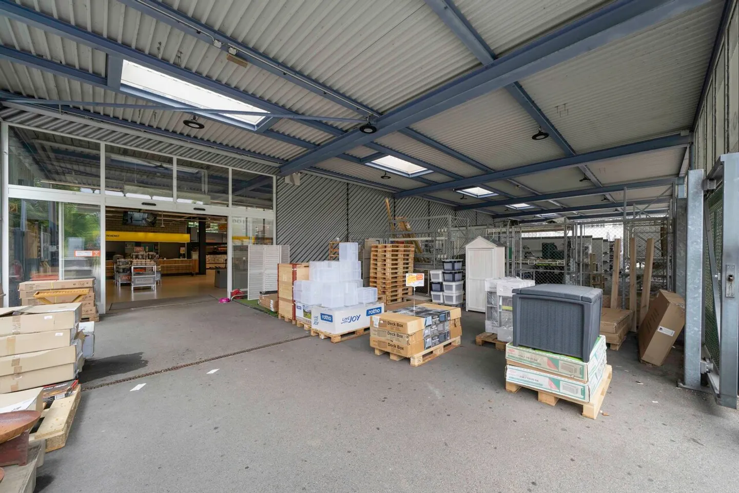 Commercial property with 1,000 m² of sales area and 60 parking spaces - Photo 4 of 15