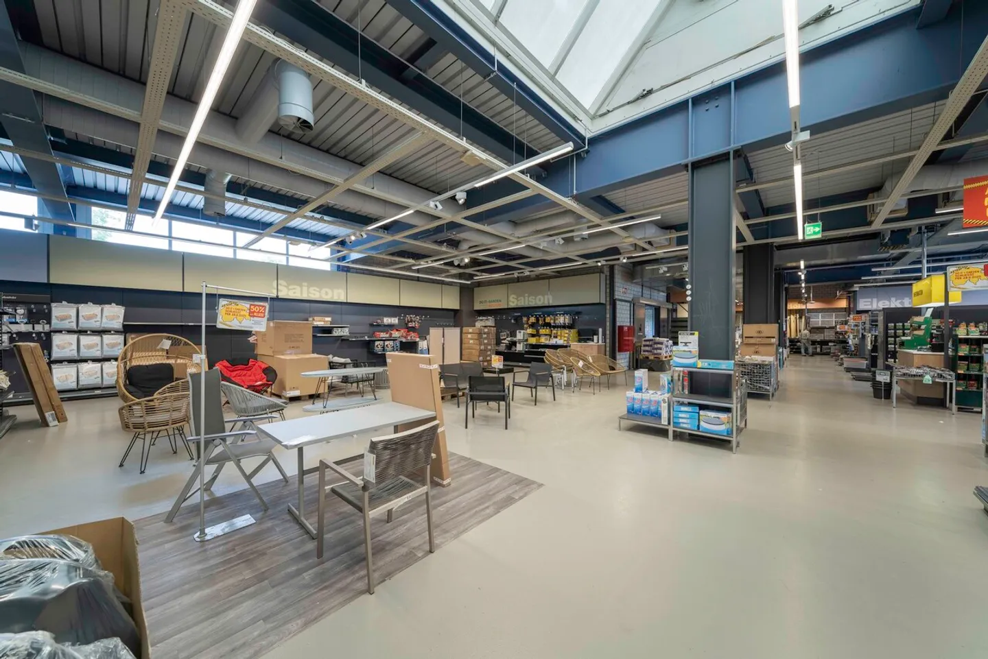 Commercial property with 1,000 m² of sales area and 60 parking spaces - Photo 6 of 15