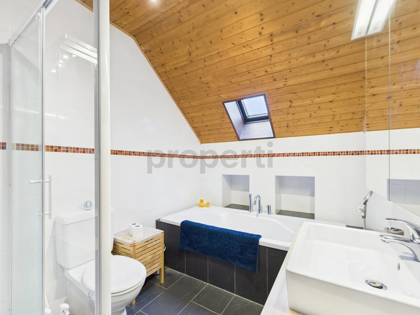 Spacious detached house with rental apartment calm, comfort and potential - Photo 8 of 13