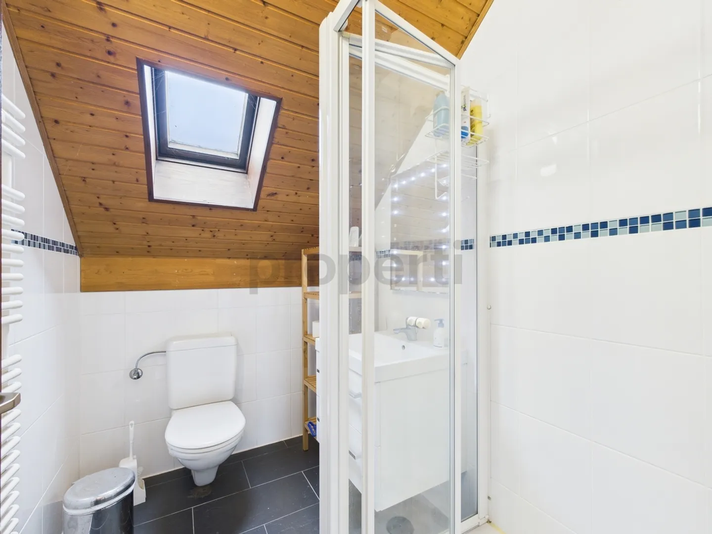 Spacious detached house with rental apartment calm, comfort and potential - Photo 9 of 13