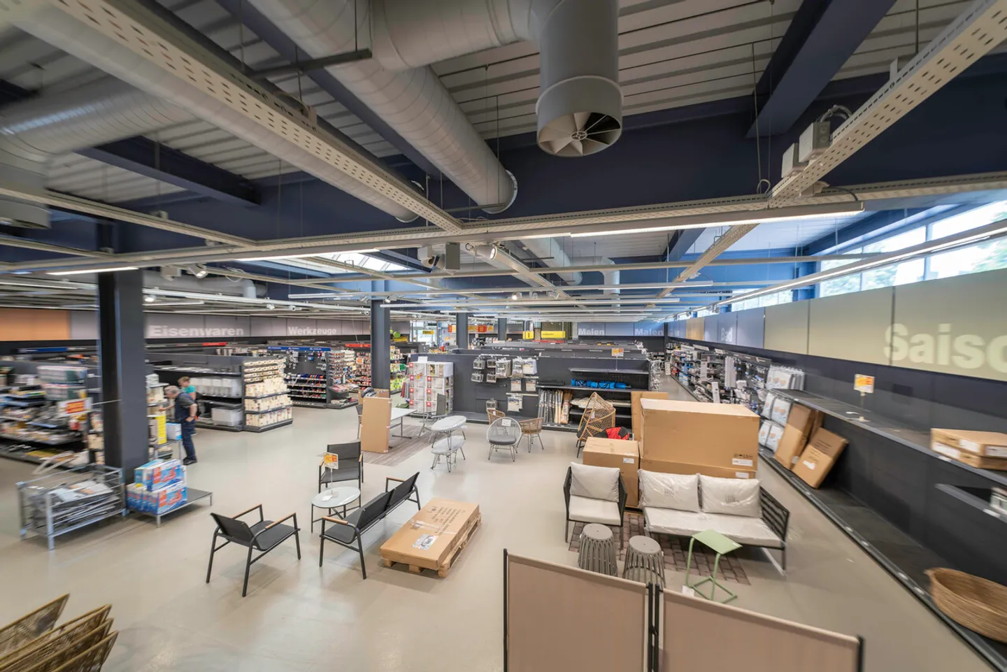 Commercial property with 1,000 m² of sales area and 60 parking spaces - Photo 7 of 15