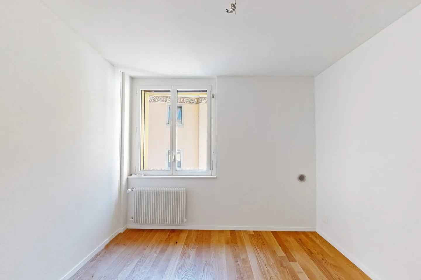 Office with plenty of light and a view of the Piazza del Sole – the first two net rents are free! - Photo 3 of 7